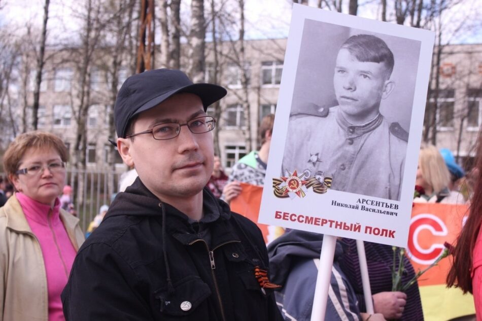 Автор публикации Артем Миронов в строю «Бессмертного полка»