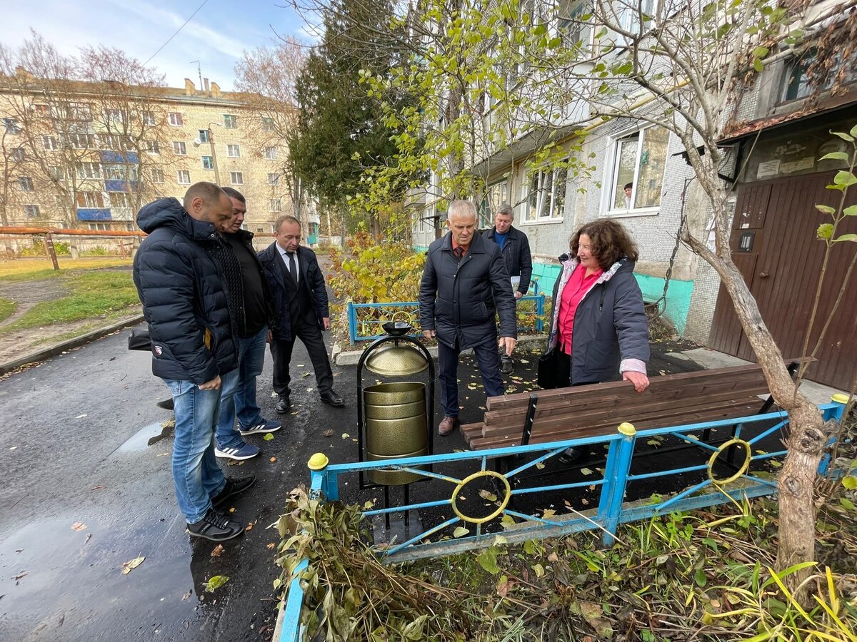 Чиновники и депутаты проверили отремонтированные придомовые территории в  микрорайоне Сукремль | Людиново .ру | Дзен