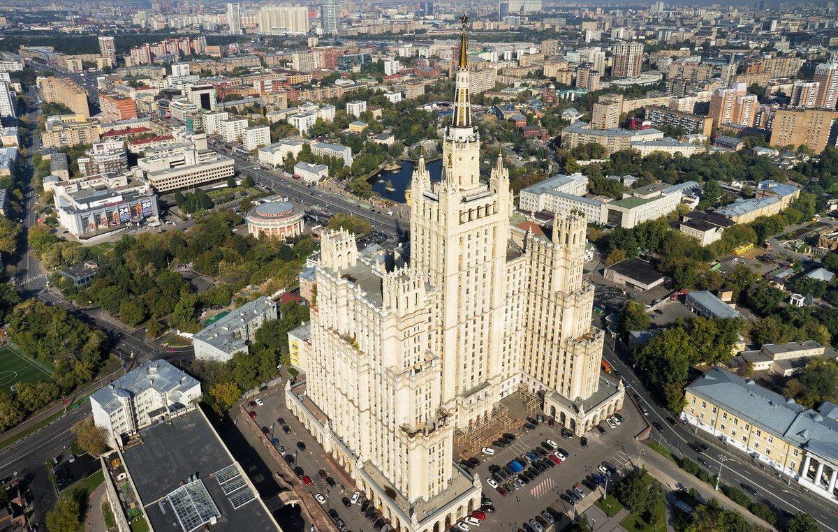 Здание рядом. Сталинская высотка на Кудринской площади. Высотка, Москва, Кудринская площадь. Высотка на Баррикадной Кудринская площадь. Дом Авиаторов сталинская высотка.