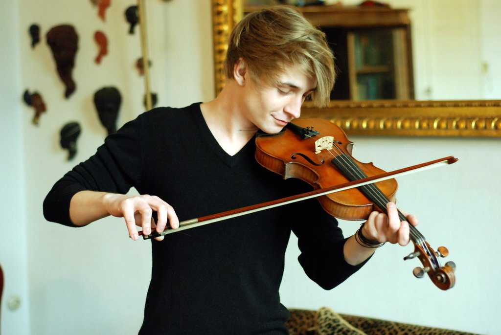 Мальчики виртуозы. Человек со скрипкой. Человек с музыкальным инструментом. Юноша со скрипкой. Люди играющие на музыкальных инструментах.