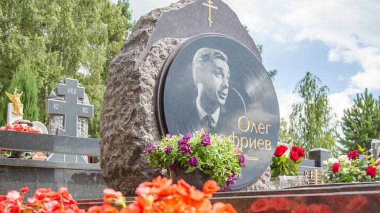 Олег ефремов где похоронен фото памятника