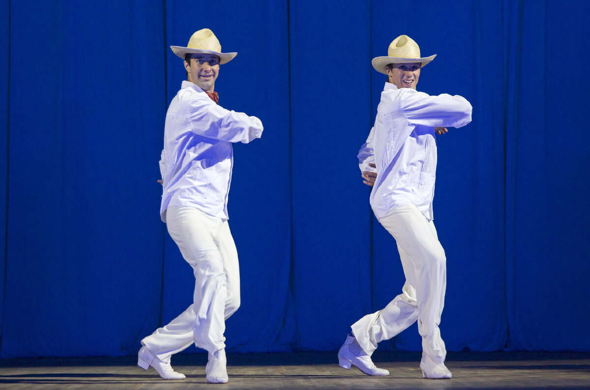 Мексиканский танец "Сапатео "исполняют солисты ансамбля Игоря Моисеева Заслуженный артист России Кирилл Кочубей и Народный артист России Александр Тихонов. 