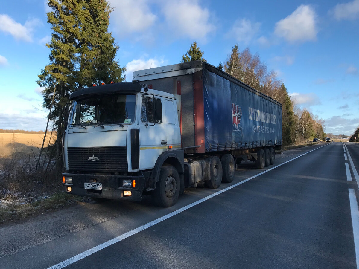 МАЗ с прицепом на обочине. Фото Тищенко Василий.