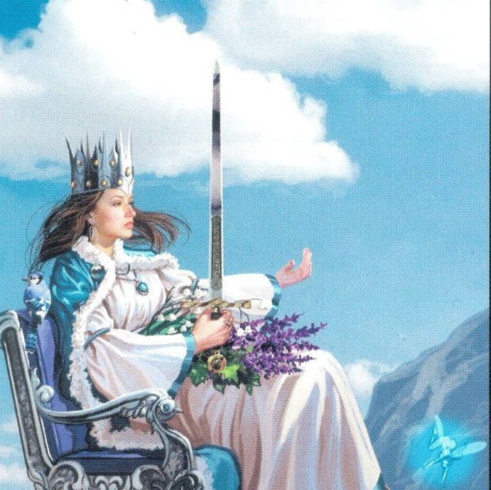 Королева мечей на вершине горы в окружении цветов, фей и птиц - прекрасная, волшебная, уверенная в себе. Именно такие ассоциации вызывает у меня ментальное тело.