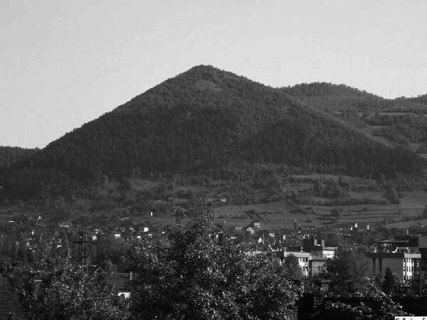 Лжепирамида Солнца в Боснии. Изображение взято из книги А. Ю. Склярова "Пирамиды: загадки строительства и назначения", издательство ВЕЧЕ, 2013