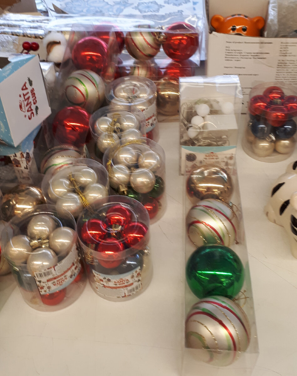 Новогодние украшения в Пятёрочке, елочные шары в магазине пятерочка, новогодние товары в магазине пятерочка 