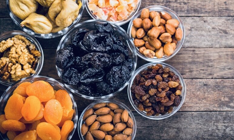 По своей пользе орехи не отстают от сухофруктов, их главная ценность заключается в высокой концентрации жирорастворимых витаминов А и Е в сочетании с растительными жирами для их правильного усвоения.Даже вегетарианцы в своем меню орехи заменяют мясные продукты, так как они содержат много белка, кальций, железо и фосфор. 