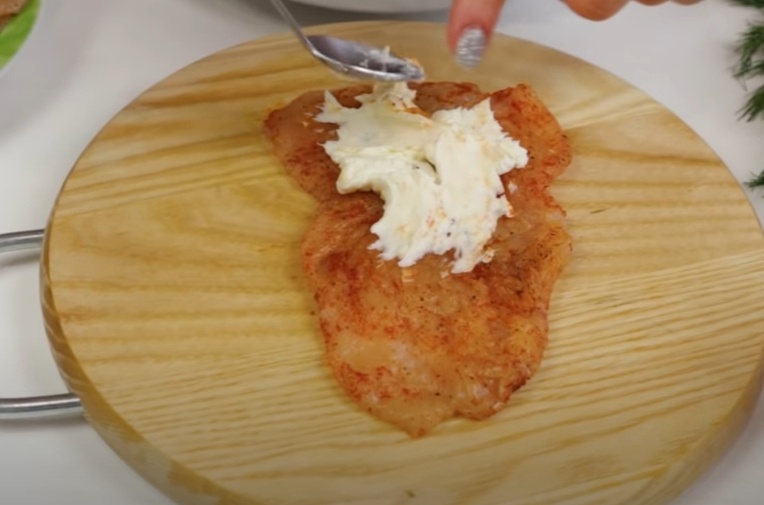 Посыпаем отбивные специями, солим.
