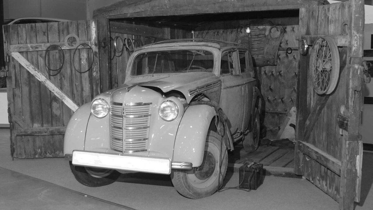 Фото из музея, воссозданной гараж времён СССР