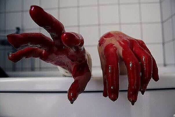 У моего сына крёстная - покойница

Свою квартиру я приобрела в ипотеку по несусветно низкой цене. Кто пережил переезд, тот знает, что это такое. Сплошная рутина, и первое время на многие странности я просто не обращала внимания. Списывала всё на усталость. В первую неделю своего новоселья всё было просто прекрасно. А потом началось... Ночью я проснулась от плача, как будто плакал младенец. Предположив, что это у соседей, я снова окунулась в объятия Морфея. Но когда это началось повторяться регулярно каждую ночь, мне, если честно, стало, мягко сказать, не по себе.
Заинтересовало, у кого это так плачет ребёнок. Вы не представляете мой шок, когда, «зацепившись языками» с соседками, я узнала, что ни в моём, ни в соседнем подъезде маленьких детей нет. Но потом одна из старушек мне поведала историю моей «весёлой» квартирки.
Три года назад эта квартира принадлежала молодой и импозантной девушке, близкой мне по возрасту. Которая въехала в квартиру с маленьким чудесным ребёночком. Но не прошло и месяца, как случилась трагедия. Её тело нашли в коллекторе. Когда взломали дверь в квартире, младенец был уже мёртв. Страшная смерть. Первое время там пытались жить её родственники. Но не продержались и недели, съехали. Затем пытались сдавать квартиру в аренду, но не проходило и месяца, как квартиросъёмщики съезжали без объяснений. Тогда выставили на продажу. Мне она уже досталась как минимум через пятые руки.
Продавать и съезжать я не собиралась и решила «бороться» за свои квадратные метры уюта. Обращалась и в церковь, чтобы освятили квартиру. К всяким ведьмам и экстрасенсам. Но стало только хуже. Начались непонятные шорохи, шаги, шёпот, раздавался неестественной смех. Я тихо сходила с ума, боялась ночевать и находиться даже днём в своей квартире. Старалась больше времени проводить на работе и ночевать по друзьям и знакомым. Но однажды одна очень близкая подруга всё-таки настояла на том, чтобы я ей всё рассказала. Когда всё высказала как на духу, стало немного легче, но проблема-то всё равно осталась. Вот тогда-то она и посоветовала мне следующее:
«Когда я училась и жила в студенческом общежитии в 2001 году, поступил один парнишка, Санёк Окладников. На вид не больше 15 лет, ростом полтора метра в прыжке. Мягко сказать, со странностями. Я как-то попросила его о какой-то мелочи, так он спросил, что он получит взамен. Я чуть не поперхнулась от такого ответа. Он вообще помогал редко кому. Но самый шок был тогда, когда он словесно сцепился с одним местным амбалом, которому он в пуп дышал. Такой отборной брани без единого матерного словца, которыми этот «моська» поливал «слона», я никогда не слышала. Напоследок обозвал его «колхозным плебеем с прогрессирующей интеллектуальной деградацией», развернулся и ушёл вальяжной походкой. Не прошло и трёх дней, как этого парня сбила машина. Вот с этого и началось: кто бы его чем ни обидел, физически потом болел. Кто с лестницы кувыркнётся и ногу сломает, кто на ровном месте споткнётся, руку вывихнет. В общем, старались с ним в конфликты не вступать. На деле потом оказался весёлым компанейским парнем. Позже выяснилось, что он якшается с не совсем нормальными вещами. В комнате, в которой он жил два года, после его отъезда никто жить не мог. Ночами кошмары мучили, и ощущение удушья у всех было. Пока он, как мне рассказывали, случайно не заехал и не посетил «свой склеп». После этого все странности прекратились. Так вот, подруга, если кто и сможет тебе помочь, то этот пройдоха. Его номер телефона я постараюсь достать, а пока можешь пожить у меня».
Через неделю я уже звонила своему будущему спасителю и договаривалась о встрече. Рассказала ему всё, что наболело, наревелась, как дура. Он представился мне Александром, но некоторые называют его просто - Жнец. Через сутки я его уже встречала на вокзале. Как только я его встретила, он сразу заставил вести его на самое старое кладбище. На вопрос зачем, ответил «поприветствовать и принести почести хранителям и предкам земли, в которой я гость». По пути заставил завести его в супермаркет, где он приобрёл бутылочку недешёвого красного вина, затем погнал меня на базар за молоком натуральным. И только после этого «извольте на погост доставить его бренную тушку». Его прождала у кладбищенских ворот часа три как минимум. И только после всего этого поехали в «мои забавные хоромы». Как только он переступил порог, захлопнулась дверь в одну из комнат.
- Поначитаются всякой ереси и сразу ведьмы и колдуньи. Только чертей наплодили и врата открыли, - высказал он.
Но самая жуть началась, когда наступила ночь. Как и прежде, раздался этот детский плач. Мне выбежать хочется, ноги подгибаются, руки трясутся, а ему хоть бы что - сидит и слушает, прислушивается. А потом выдал:
- Скажи ласково, нежно, с любовью: спи, моя кроха, спи, мой хороший, мамочка с тобой, мамочка рядом.
У меня паника и истерика, а он мне предлагает сказать такое. Собрала остатки сил и сказала то, что он просит. И вдруг всё резко прекратилось. Ночь пролетела за разговорами и кофе. Утром Александр попросил провести его прежним маршрутом: супермаркет-рынок-кладбище. Как он выразился, спросить разрешения на то, чтобы тебе помочь и попросить о помощи у своих вассалов. Что он имел в виду, я так и не поняла. После кладбища сказал везти его в квартиру и оставить одного.
- Не стоит тебе присутствовать. Слюни пускать будешь и глазом косить начнёшь после того, что увидишь. Утром приезжай.
Всю ночь спать нормально не могла, раза четыре просыпалась. В восьмом часу была уже у себя дома. Как только открыла дверь, в нос ударил сильный запах сандала и ещё непонятно каких трав. Гость сидит на кухне
- А я тут чайком балуюсь, трапезничать изволю. Перейдём сразу к делу. Помогать живым не люблю. В твоей проблеме, точно не знаю, как всё уладить. Но пара идей есть. Но ты должна пообещать мне, что выполнишь всё, что я у тебя попрошу. Ты согласна?
Конечно же, я согласилась.
- Душа младенца невинна, не обгажена грехом, а её пытались изгонять, как какого-то беса. Своими действиями только впечатали в стены. И помочь в этом может только его мать. А ей должны помочь мы. Несчастная мать не имела возможности вырастить и воспитать своего ребёнка. Поэтому не пройдёт и трёх лет, как в стенах этой квартиры снова зазвучит смех здорового и живого ребёнка. Она просит у тебя разрешения помочь тебе его вырастить и воспитать. Увидеть его первые шаги, услышать его первые слова. Сопровождать и оберегать всю его долгую жизнь. Если ты согласна пойти на этот шаг, то сегодня заключим своего рода пакт. А сейчас ложись и отдыхай. Я тоже немного вздремну, сил наберусь.
Я думала недолго - часа три или четыре, но Александр проспал до восьми вечера.
Когда проснулся, для себя заварил какой-то травяной чай, на моё «я тоже хочу» ответил:
- В лучшем случае утро на унитазе встретишь, о худшем лучше не знать.
Дождался, пока остынет, быстро выпил.
- Теперь начнём. Запомни, что бы ни происходило, сидеть на попе ровно и никуда не пыркаться. Ничего не говорить, не молиться, взывая к своему смертному богу рабов. А теперь подпишем наше с тобой соглашение, по которому ты обязуешься связаться со мной, когда твоему ребёнку исполниться ровно месяц. Для того, чтобы я выполнил своё обещание данное усопшей.
Затем из своего ридикюля вытащил лист из плотной пергаментной бумаги. Что там было написано, я уже и не помню.
- Если согласна с условием, дай руку.
Как только моя рука оказалась в его руке, холодной, как у покойника, я почувствовала боль в безымянном пальце, и капля крови выступила. Когда он успел его мне уколоть, я просто не сообразила.
- Согласна и принимаешь условия? Капни на договор. И начнём.
Я так и сделала.
- Квартиру я тебе почистил, всех тех бесов, что наплодили мои предшественники, отправил пошалить к этим недотёпам. Пусть порезвятся. Квартира твоя энергетически чиста и под защитой.
О самом ритуале рассказать точно ничего не могу, всё было, как в тумане. Утро я встретила, лёжа на диване. Жнец спал на кухне. Уснул, сидя на стуле, с недопитым чаем. Ближе к вечеру проснулся, потянулся.
- Свои обязательства перед тобой я выполнил. Теперь ты должна не забыть выполнить свои. Провожу в твоём доме последнюю ночь, нужно удостовериться, что всё прошло успешно. Утром отвезёшь меня на вокзал.
После полуночи я чётко услышала радостный детский смех, затем тихий напев, чем-то похожий на колыбельную, потом наступила тишина.
- Усопшая выполнила то, что тебе обещала. Освободила твой дом. Теперь и ты не забудь.
Утром Жнец уехал. У меня снова начались трудовые будни. Но на этот раз я домой не шла, а летела. Было такое чувство, что меня в нём ждут, любят и оберегают. Не прошло и года, как я встретила своего будущего мужа, ещё через год вышла замуж. Всё то, что было, казалось страшным сном, о котором я старалась забыть. И забыла, когда родила своего мальчика, своего сыночка. О данном обещании, естественно, забыла. Но одной ночью мне приснился сон, в котором красивая молодая девушка пристально и с укором смотрит на меня, затем медленно подошла и прошептала: «Ты нарушила своё слово. В отместку я забираю то, что мне причитается по праву. У тебя сутки, чтобы попрощаться со своим сыном».
С криком и в холодном поту я проснулась. Вот тут-то до меня и дошло, что я натворила. Муж проснулся вместе со мной и попытался успокоить. И тут раздался сильный стук в дверь. Муж, естественно, пошёл открывать, и тут я услышала знакомый голос.
- Прочь с дороги, отребье! Совсем сбрендили, имбецилы. Жить скучно стало? Быстро собралась, и поехали. Прощения за свою тупость просить будешь!!! Тупиковая ветвь эволюции!!! А ты? Какого лешего зенки свои вылупил? Одел портки - и сиди с ребёнком. Навязались на мою голову, склеротики-маразматики. Собралась? Поехали.
Пока он костерил меня с мужем, мы слово сказать боялись. От того человека, которого я видела три года назад, не осталось и следа: в глазах было столько ненависти, ярости и жажды крови. Как вспомню, до сих пор мурашки по коже. Приказал ехать на кладбище, на котором были прежде. Заставил расплескать молоко и просить прощения за свою глупость и забывчивость. Что я и сделала. Ехали молча. На следующее утро после того, как убедился, что всё в порядке, Жнец уехал. Ночью мне снова приснилась та же девушка. Поблагодарила и приняла мои извинения. Теперь у меня всё прекрасно, сынок растёт и ночами с кем-то разговаривает. Ни разу ночью не разбудил плачем. Всегда смеётся и улыбается.
из интернета