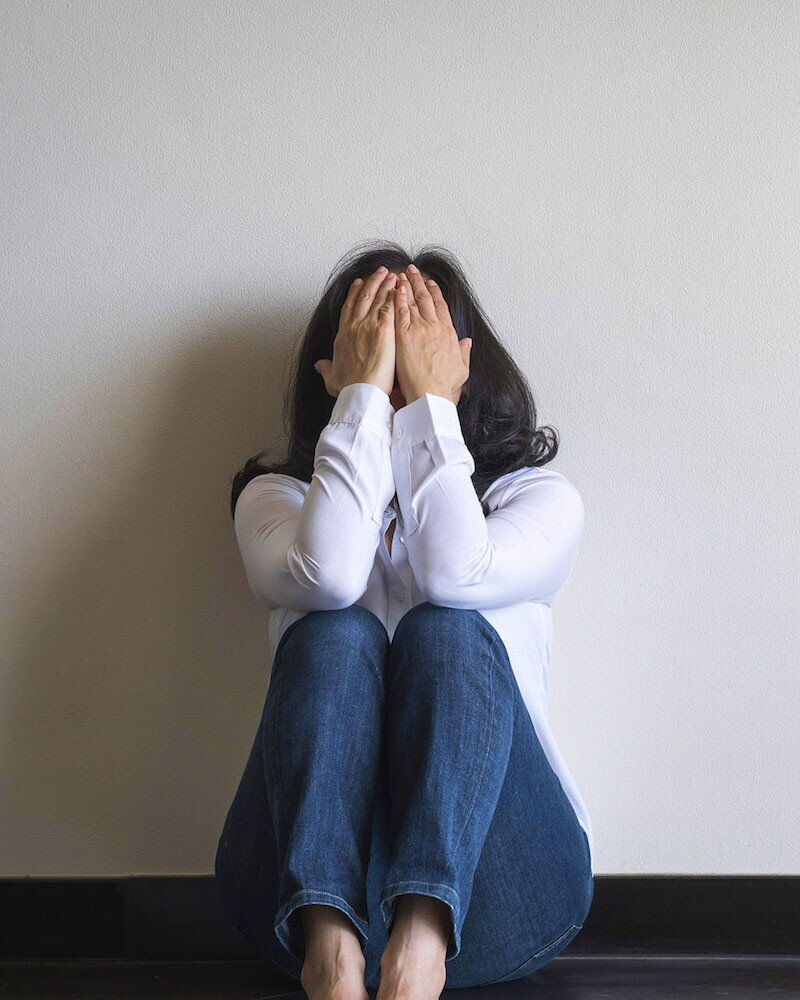 Жизненные проблемы будто проезжают по тебе танком. Закатывают в асфальт заживо.  Больно морально, внутри всё  болит. После такого опыта, сложно начать жить нормально и счастливо.