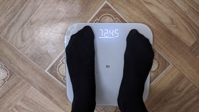 Стою на весах в носках, отличный пример того, как не надо делать)