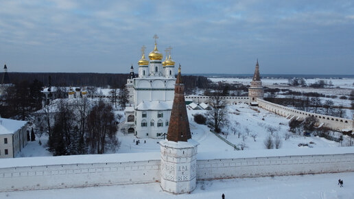 Иосифо-Волоцкий монастырь с высоты полета квадрокоптера. Недалеко от Волоколамска