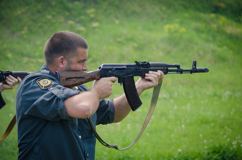 Ак 47 в бою. Автомат Калашникова АК-74 стрельба. Стрелок с АК-74. Ак47 Сайга стрельба. Ак74 автомат.