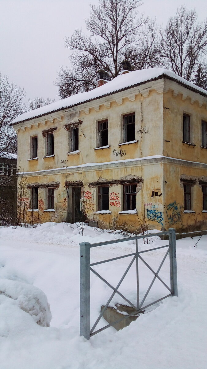 Такие "памятники" архитектуры есть почти в каждом городе. Фото: Валентин Попов