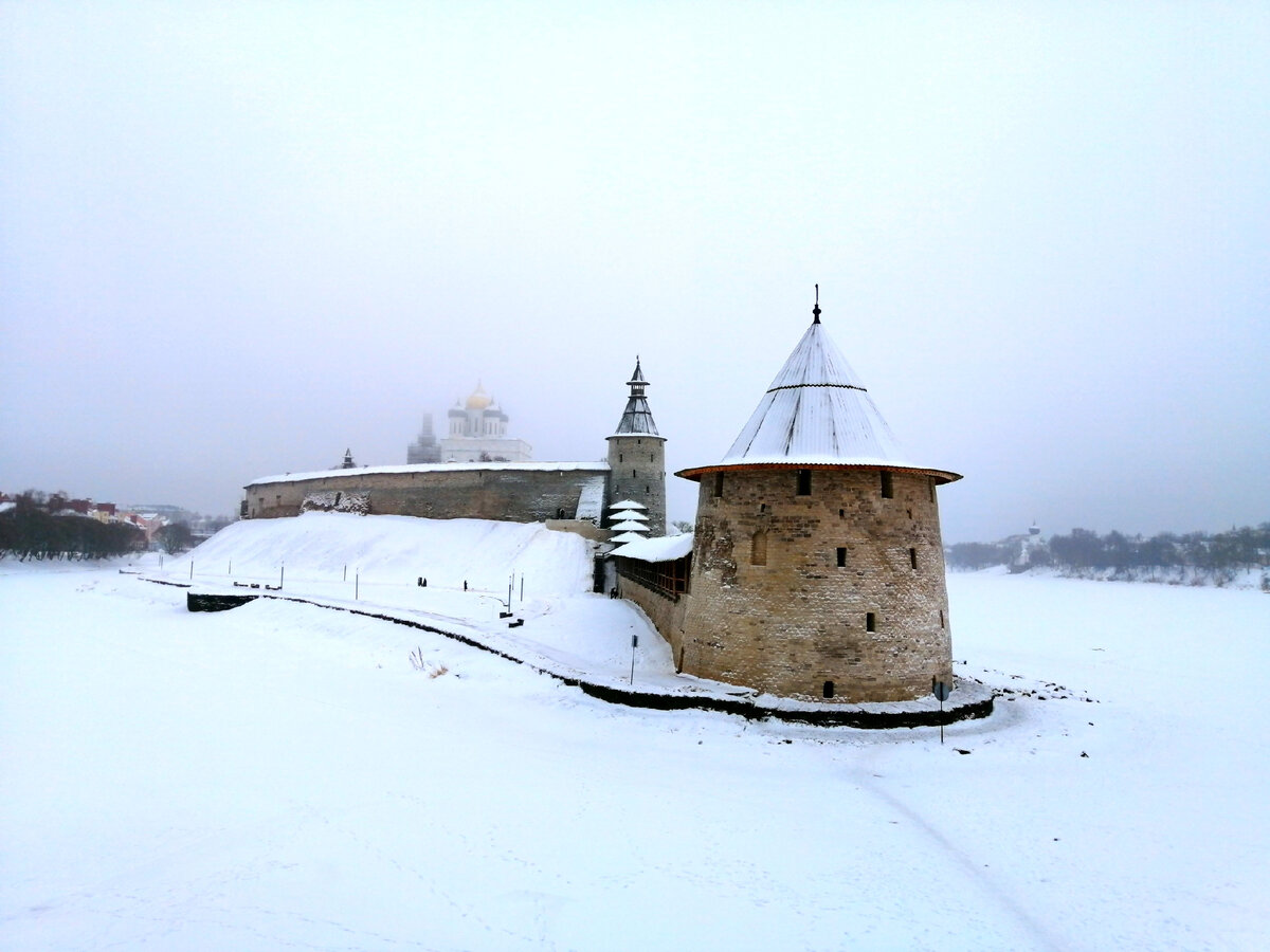 Вид на Псковский Кром со смотровой площадки, впереди Плоская Башня, за ней Башня в Кутекрома. Псков январь 2022