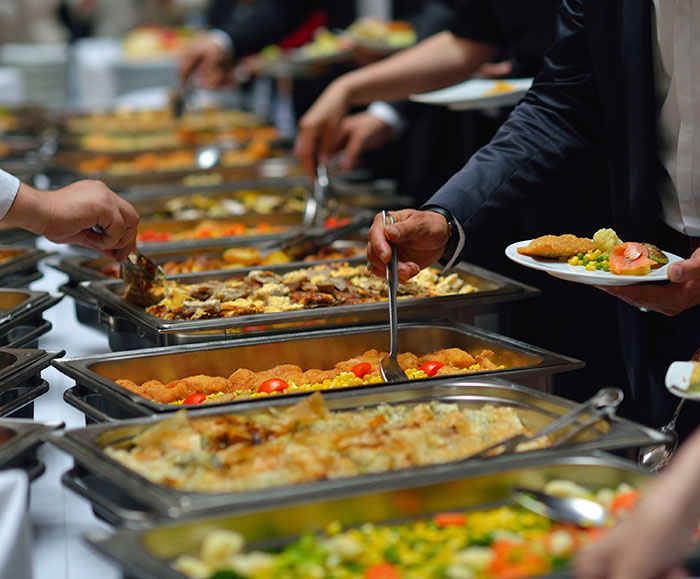 Участников ждёт огромное количество еды, которая со временем будет только прибавляться. 