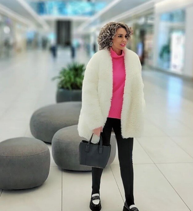  Начнём с того, что работа стилиста будет продуктивнее, а ваше понимание стилиста чётче Да и вы будете понимать, что в вашем гардеробе (зачастую, сами не помните, что там)
⠀ Подходит ли эта одежда для Вашего образа жизни и чего не хватает для полноценного гардероба
⠀Стилисту нужно знать, что у вас есть и как на вас сидят вещи Что бы не продублировать, или как раз внести в список, если вещь нужна, но с существующей что-то не так
⠀Чтобы понимать стиль (уже имеющихся вещей), с целью внедрить их в будущий гардероб по максимуму
⠀Допустим, вы офисный сотрудник (в компании с дресс-кодом), у вас соответствующий гардероб -блузы, юбки, строгие платья, водолазки и пиджаки...
А если, вы мамочка в декретном отуске, то без удобной, тёплой одежды никуда, плюс взаимозаменяемые между собой комплекты (для выхода в гости, встреч с друзьями и тд...) так же не навредят!
⠀Поэтому, советую, после личной встречи (знакомства) со стилистом, начинать именно с разбора гардероба
Р. S Не планируете идти за покупками со стилистом? Ок, гардероб разгребать все равно нужно! Не ленитесь, разбирай сами! Инструкция в каруселе! Удачи!
Остались вопросы? Задавайте 
