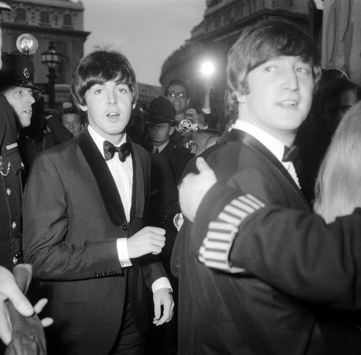 МакКартни и Леннон в окружении полиции. MPL ARCHIVE © PAUL MCCARTNEY/MPL COMMUNICATIONS INC/LTD
