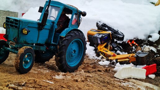 СНЕСЛО ЛАВИНОЙ экскаватор ... Переворачиваем трактором Т-40 ... RC Trucks 4x4