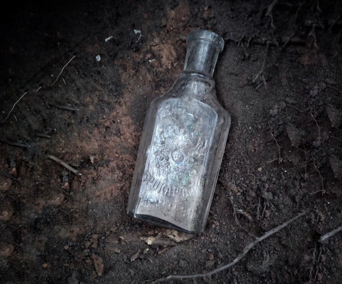 Прекрасный старинный парфюмерный флакон товарищества Брокар и Ко. Абсолютно целый, что очень нечасто встречается по старинным помойкам