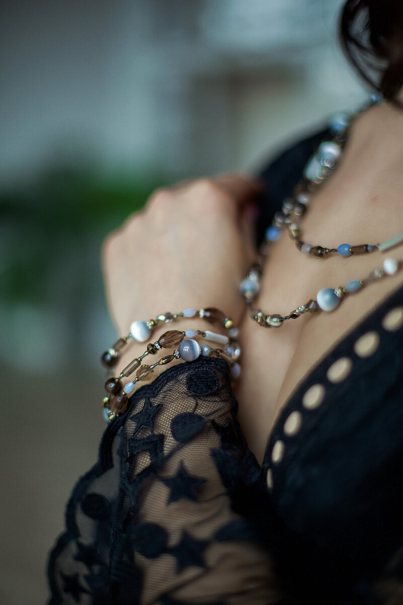 Каждый камень в узоре украшения подобран по цвету и размеру таким образом чтобы изделие выглядело целостным и наиболее выигрышно смотрелось в соответствии с тем стилем, платьем или событием для которого предназначено.