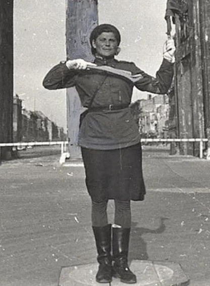 Двенадцатого апреля свой 98-й день рождения празднует ветеран Великой Отечественной войны, знаменитая «Регулировщица Победы», «Бранденбургская Мадонна» Мария Лиманская.-2