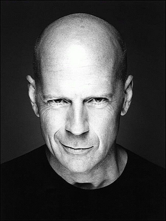 Bruce Willis. Брюс Уиллис лысый. Брюс Уиллис фотосессия. Брюс Уиллис ухмылка. Белый брюс