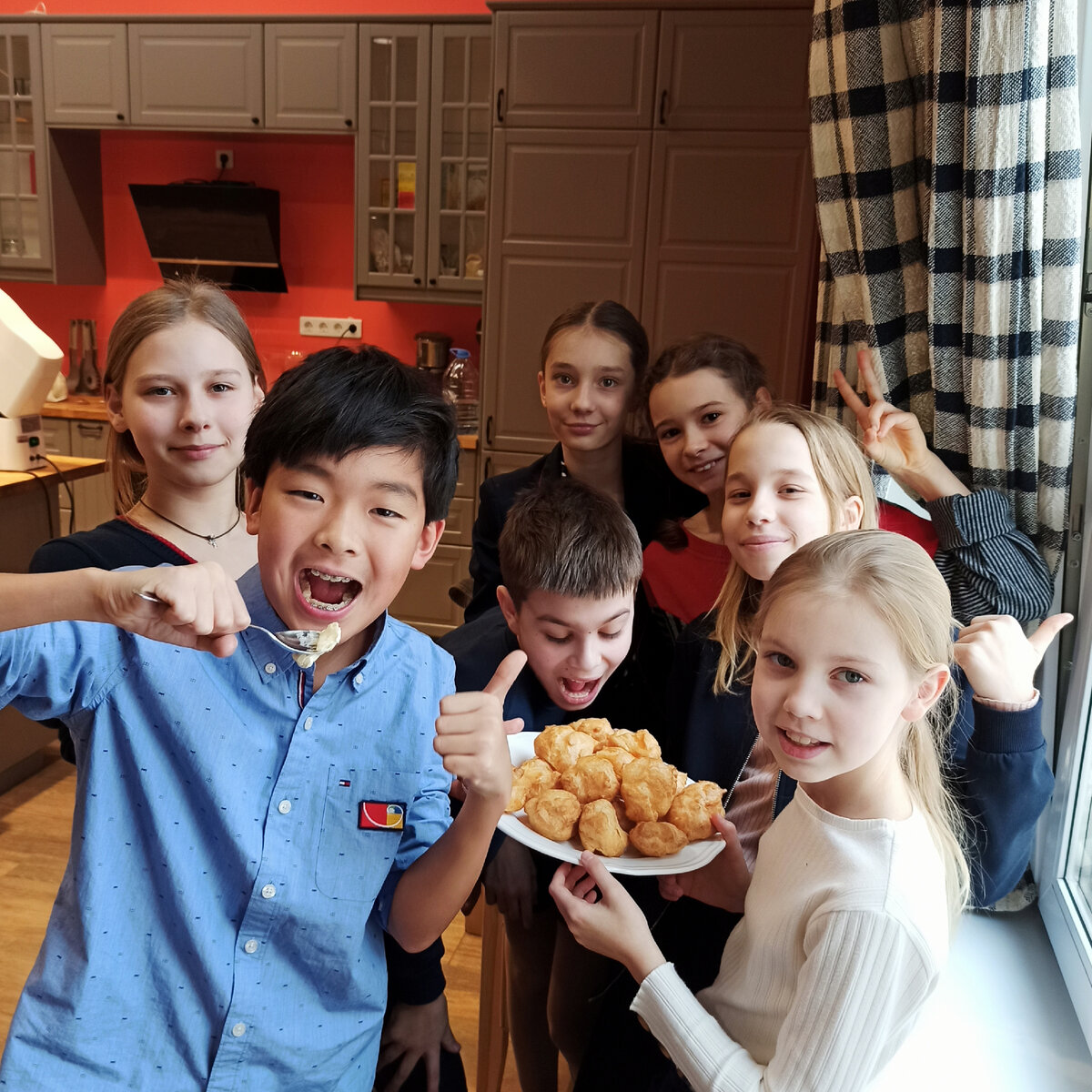 В Новой школе, фотография из моего архива. Профитроли со сливками я готовила с детьми 4 года и только 1 раз получилось масло.