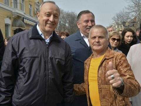 Губернатор Саратовской области 🇷🇺 Валерий Радаев (слева) и 🇷🇺 Вова "Чирик" (справа).