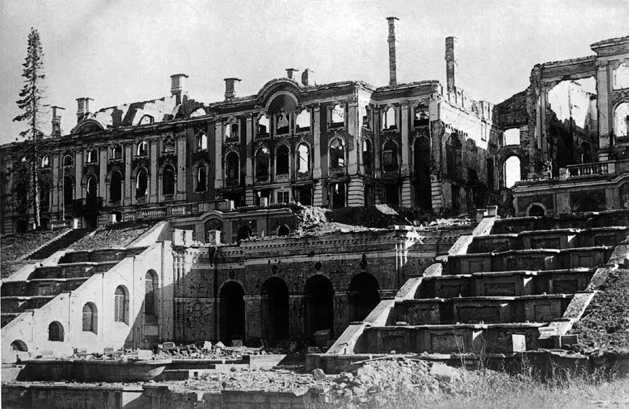 Большой дворец и каскад, разрушения. 1944. Архив ГМЗ «Петергоф» © Европейский Дом