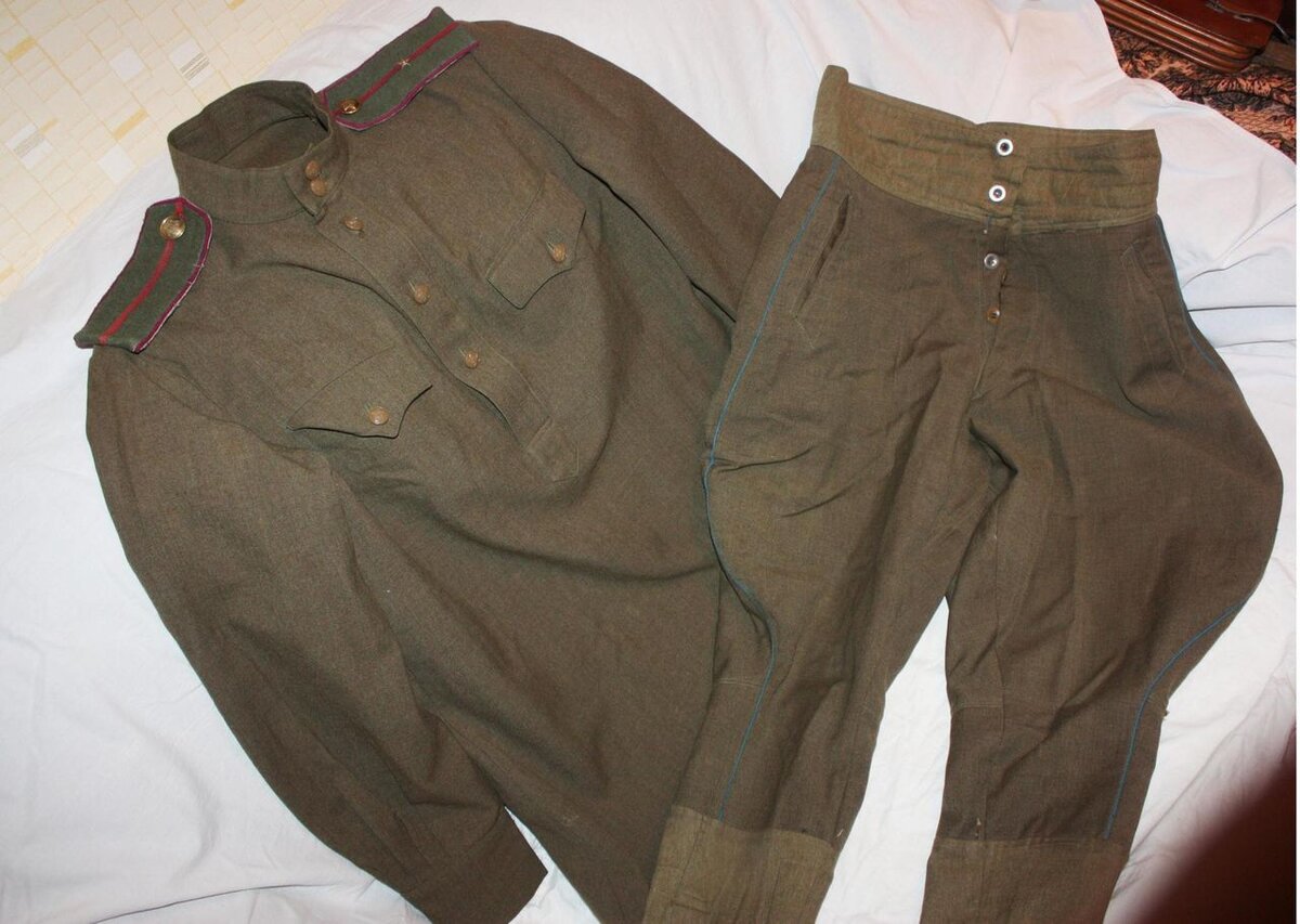 гимнастерка и брюки галифе, картинка из свободных источников.