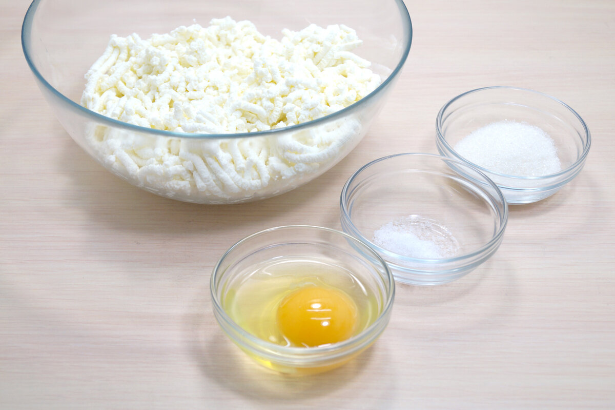  500 грамм творога пропустить через мясорубку. Добавить в миску с творогом 1 яйцо, 3 столовых ложки сахара и 1 щепотку соли.