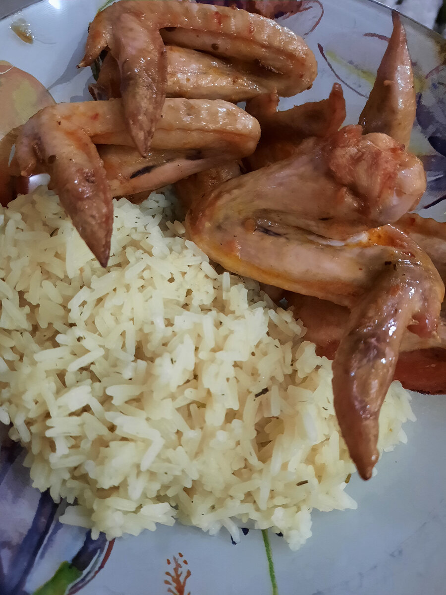 Рис с крыльями. Крылья в маринаде из соевого соуса и меда. 