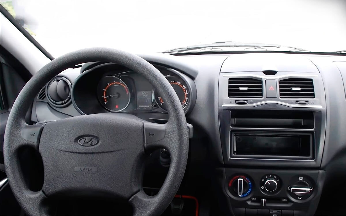 Но позже слухи подтвердились фотографиями... Мы видим на фото древний руль от древней Калины