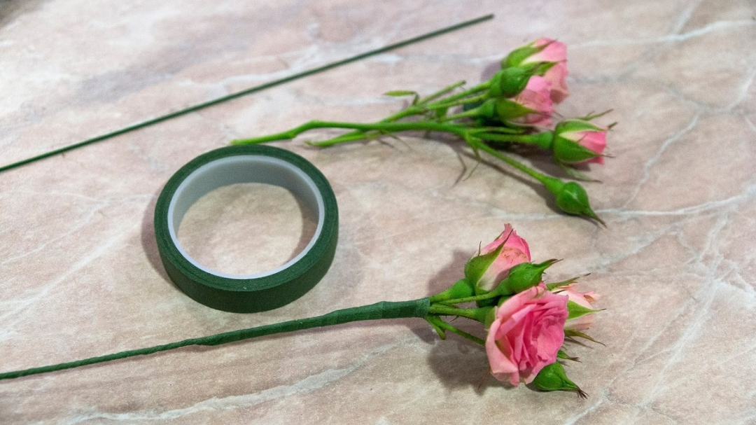 Тейп флористика. Тейпировать во флористики. Проволока для цветов из гофрированной бумаги. Флористика для начинающих. Техника тейпирования флористика.