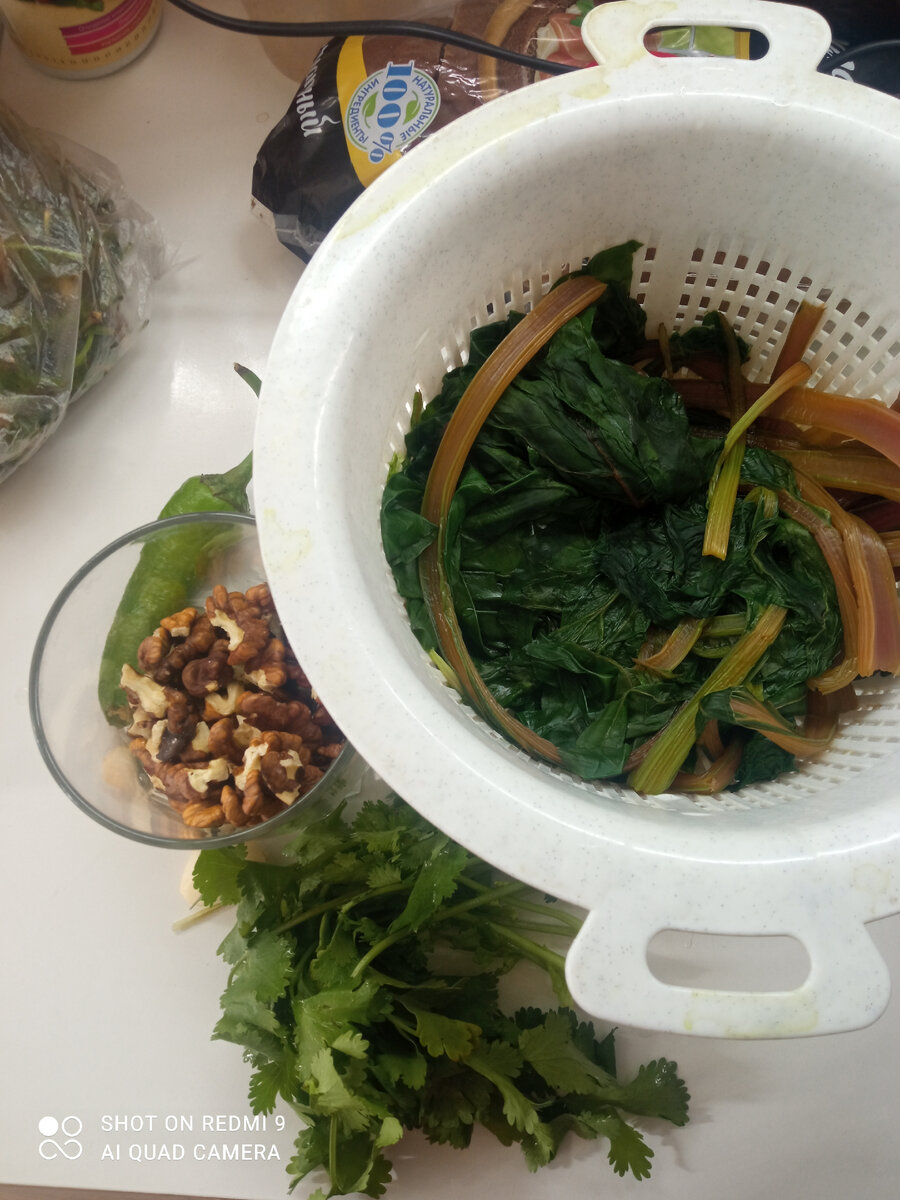 Пучок кинзы, полстакана грецких орехов, 2- 3 зубчика чеснока, острый перец по вкусу.