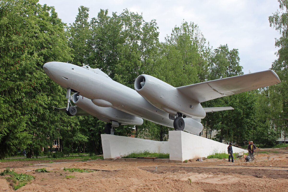 Самолёт на территории бывшей воинской части