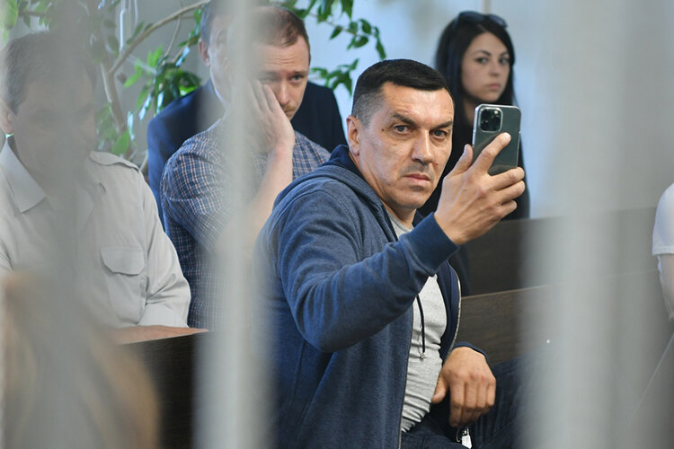 Шайхулов под подпиской о невыезде и, несмотря на уголовное дело, продолжает работу в МАУ «Дирекция городского хозяйства» (ранее МУП «Горкоммунхоз»)