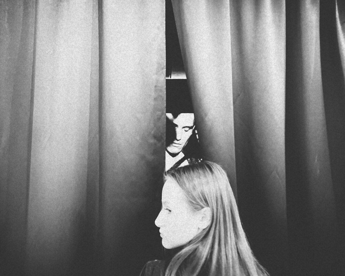 Девушка перед входом в зал, где демонстрируется видео о Сергее Борисове