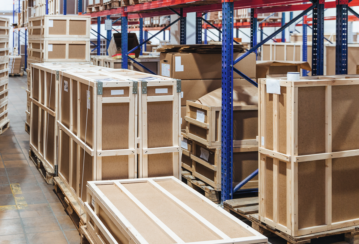 Складское транспортное хозяйство. Warehouse transport. Черно белая коробки на складе