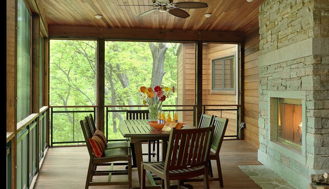 Веранда – это всегда непринужденная обстановка. Поэтому опирайтесь на стили шале, прованс, кантри, шебби-шик, средиземноморский стиль и т.д.