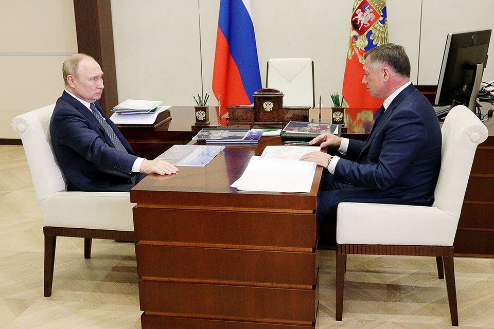     Президент встретился с вице-премьером Маратом Хуснуллиным, курирующим в правительстве тему строительства. Фото: Михаил Климентьев/пресс-служба президента РФ/ТАСС