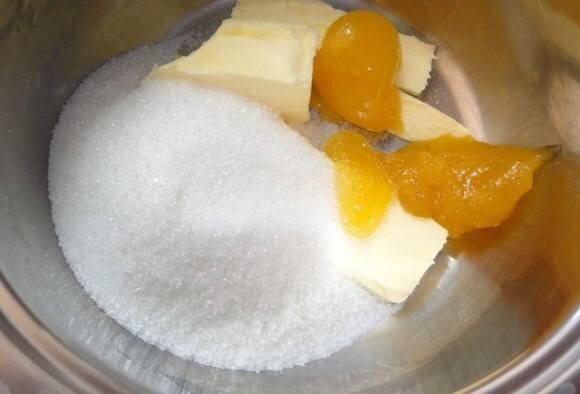 1. Делаем тесто. Половину масла, сахар и мед помещаем в кастрюльку, и на маленьком огне, постоянно помешивая, топим до однородной жидкости.