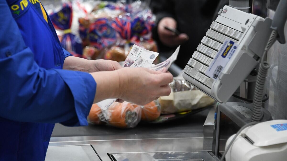    Кассир считает деньги в супермаркете сети "Лента" в Москве© РИА Новости / Григорий Сысоев