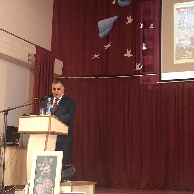 В Степанакертской школе с обучением на русском языке состоялась церемония передачи учебников. Фоторепортаж