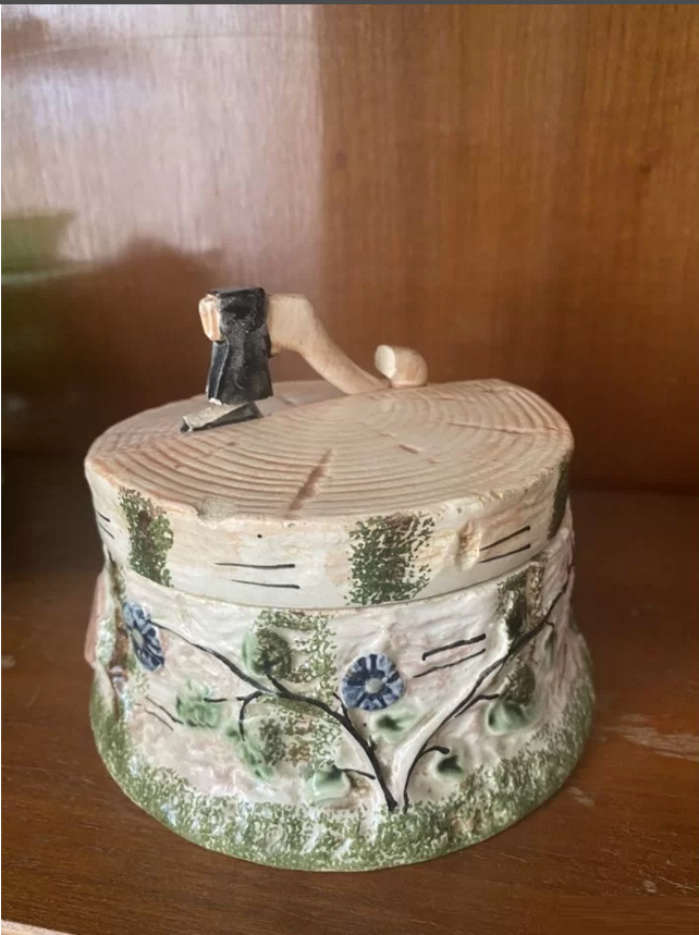 Попадаются на сайтах продажи и в таком виде. В принципе, приклеить и провести небольшую реставрацию нетрудно, а вещица обойдётся дешевле целой в разы. Фото взято из свободного доступа в интернете.