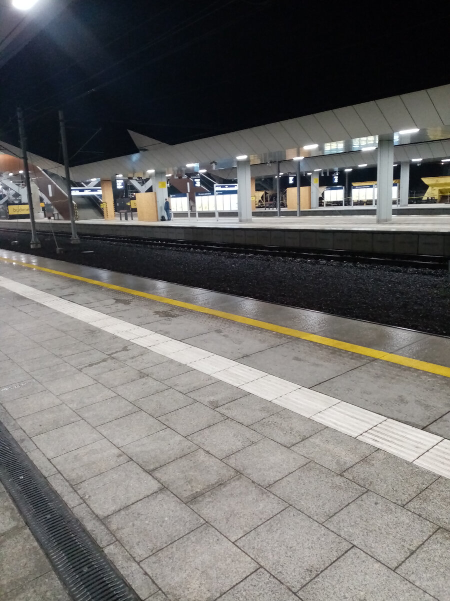 Платформа ж/д вокзал "Варшава Заходня". 