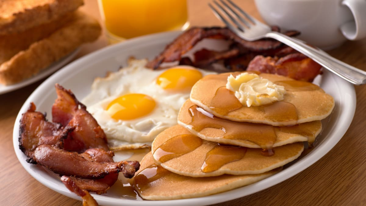 I always have a big breakfast. Завтрак. Вкусный завтрак. Сытный завтрак. Традиционный американский завтрак.