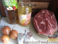 Продукты для шашлыка из свинины на сковороде перед вами.